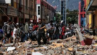 Mereka berkumpul diantara reruntuhan bangunan.