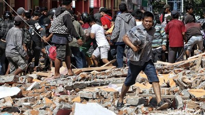 Warga Palu Berebut Barang-barang di Mal Tatura