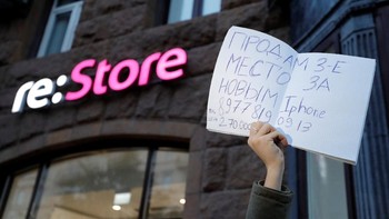 Joki antrean berusaha menangguk untung dengan memanfaatkan antusiasme fanboy Apple atau calon pembeli iPhone XS dan XS Max di Moskow. (Foto: Tatyana Makeyeva/Reuters)