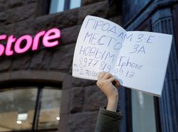 Ratusan Joki Antrean iPhone di Moskow Gigit Jari