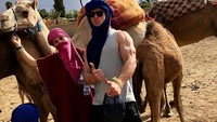 Tak hanya Chris, istri dan anaknya juga ikutan menjajal naik unta (chrishemsworth/Instagram)