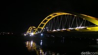 Saat malam hari pesona kecantikan jembatannya tidak pudar. Makin asyik difoto, saat bermandikan cahaya lampu (Afif Farhan/detikTravel)
