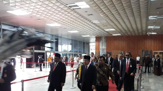  JK dan OSO kemudian berjalan menuju Gedung Nusantara IV dengan diiringi tarian dan musik khas suku Dayak.