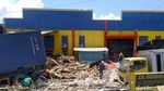 Mengais di Antara Reruntuhan Tsunami