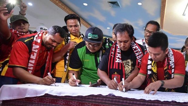 Kemenpora menggelar silaturahmi sepak bola Indonesia di Jakarta, Senin (1/10).