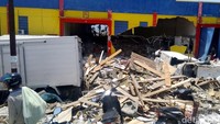 Motor warga pun tampak diparkir di depan gedung, sementara mereka masuk ke dalam gudang untuk mengambil barang-barang yang tersisa.