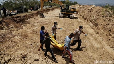 Potret Pemakaman Massal Korban Gempa-Tsunami Palu