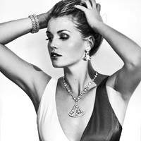 Keponakan pertama Putri Diana dari sang adik ini menjadi model untuk pemotretan perhiasan Bvlgari. Foto: Instagram @kitty.spencer