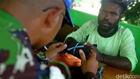 Dalam kurun waktu 6 bulan, atau sejak Februari 2018, Satgas Pamtas RI-PNG dari Yonif Para Raider 501 Kostrad telah berhasil mengamankan sebanyak 719 vanili ilegal. Selain vanili, barang-barang selundupan yang berhasil diamankan di kawasan perbatasan itu mulai dari miras, sirip hiu, kulit buaya, hingga ganja. Sementara untuk dua orang Papua Nugini yang tadi diperiksa, kata Dian, pihak akan menyerahkannya ke badan karantina perbatasan. Vanili tersebut akan diperiksa apakah mengandung virus atau bakteri penyakit yang bisa membahayakan jika dibawa masuk ke Indonesia.