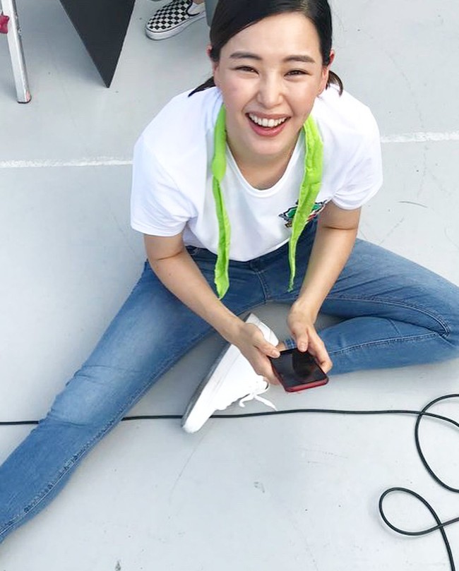 Netizen menyadari kalau ggamsi adalah bahasa slang untuk menyebut kulit gelap. Ditambah lagi, Honey Lee menambahkan emoji bergambar wanita berkulit hitam. Kritikan pun berdatangan di postingannya tersebut. Foto: Instagram/@honey_lee32