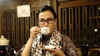Gaya anggun Sri Mulyani terlihat saat ia menyeruput segelas kopi. Kali ini Sri Mulyani menikmati kopi osing di Banyuwangi. Foto: Instagram