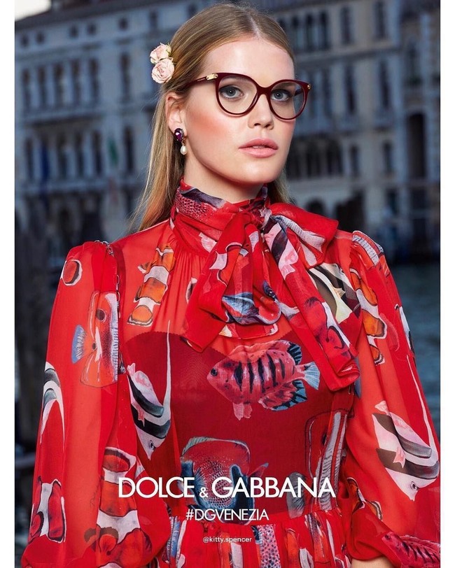 Lady Kitty Spencer tampil dengan gaun ala Victoria yang megah untuk fashion show Dolce & Gabbana di Italia. Aksesori mahkota pun membuat penampilannya semakin dramatis. Foto: Instagram @kitty.spencer
