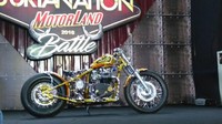 Bahkan sebelum datang ke venue, ia bersama timnya terlambat datang untuk mempersiapkan motornya untuk mengkuti kontes. Foto: Deny Prastyo Utomo