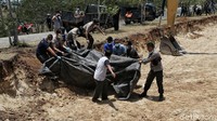 Setiba di lokasi, jenazah yang sudah berada di kantong jenazah langsung diangkat ke dalam kuburan 10 x 100 meter dengan kedalaman 1,5 meter. Jenazah tersebut ditempatkan di sudut makam.