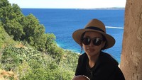 Berlatar laut biru, Honey berfoto di Corsica, Prancis. (honey_lee32/Instagram)