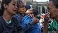 Sebagian dari mereka menangis sambil memeluk kerabatnya.