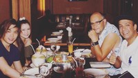Ternyata Casey tak sendirian ke Macau. Di sana ada sang tunangan, Shin Lim. Mereka terlihat meminum kelapa muda utuh di sebuah restoran. Foto: Instagram shinlimmagic