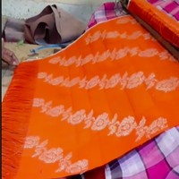 Kebanyakan para perajin adalah ibu-ibu rumah tangga yang kebanyakan sudah berusia lanjut. Jumlahnya diperkirakan mencapai 60 perajin. Didiet mengatakan, butuh regenerasi perajin agar tenun donggala tetap terlestarikan. Regenerasi perajin tenun selalu menjadi tantangan di semua daerah, kata desainer yang konsisten mengangkat wastra Nusantara lewat label IKAT Indonesia. (Foto: Instagram/@didietmaulana)