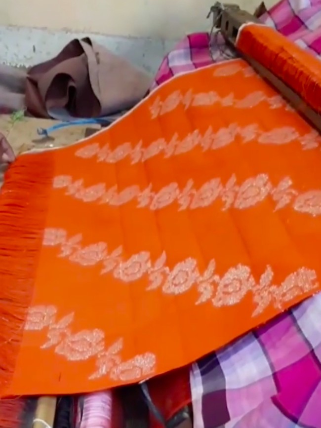 Kebanyakan para perajin adalah ibu-ibu rumah tangga yang kebanyakan sudah berusia lanjut. Jumlahnya diperkirakan mencapai 60 perajin. Didiet mengatakan, butuh regenerasi perajin agar tenun donggala tetap terlestarikan. Regenerasi perajin tenun selalu menjadi tantangan di semua daerah, kata desainer yang konsisten mengangkat wastra Nusantara lewat label IKAT Indonesia. (Foto: Instagram/@didietmaulana)