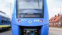 Kereta Coradia iLint ini dibuat oleh perusahaan asal Prancis bernama Alstom, yang juga membuat kereta peluru TGV. Kereta ramah lingkungan ini diharapkan akan mengurangi polusi dibandingkan kereta diesel. (PATRIK STOLLARZ/AFP/Getty Images)