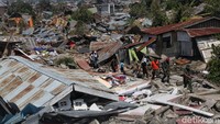TNI dikerahkan untuk membantu mencari korban yang tertimbun reruntuhan bangunan.
