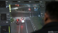 Dalam surat tersebut, disertakan keterangan waktu, tempat, serta jenis pelanggaran yang dilakukan. Polisi juga menyertakan foto rekaman kamera saat pelanggaran itu terjadi sebagai bukti tambahan.
