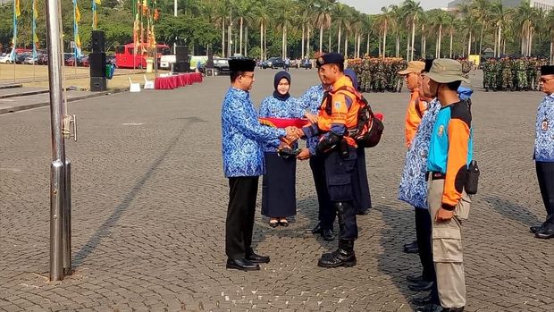  Anies mengatakan mayoritas petugas yang dilepas mempunyai keahlian dalam mengevakuasi korban di gedung. 