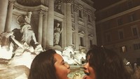 Berlibur ke Eropa, Camila asyik berpose dengan es krim yang dibaginya bersama salah satu temannya. Kalau seperti ini, Camila terlihat seperti remaja pada umumnya, ya? Foto: Instagram @camila_cabello