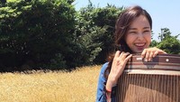 Sambil memegang alat musik tradisional Korea, Honey bergaya di Pulau Jeju. (honey_lee32/Instagram)