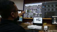 Petugas Traffic Management Center (TMC) memantau pelanggar lalu lintas melalui layar CCTV di ruas jalan Thamrin-Sudirman di ruang kontrol Polda Metro Jaya, Senin (01/10/2018).