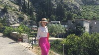 Kalau ini, gaya Honey saat liburan di Dubrovnik, Kroasia. (honey_lee32/Instagram)