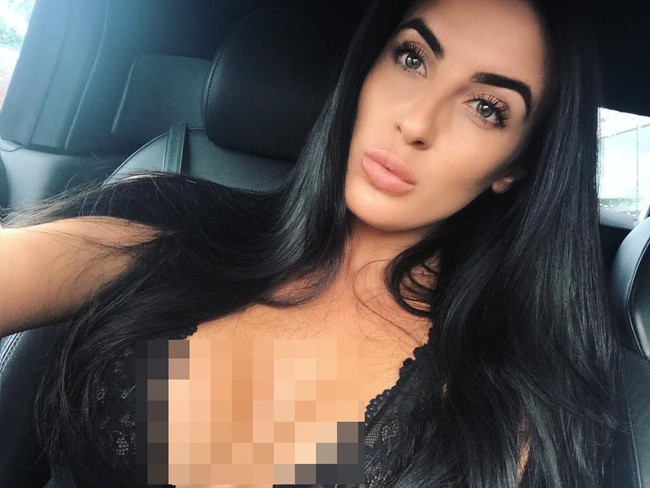 Selain menjadi model, Kate lebih dikenal sebagai brid girl atau gadis payung yang bekerja dengan Lewis Hamilton selama dua tahun. Wanita asal Inggris itu menyukai pekerjaannya sebagai gadis payung.  Foto: Instagram @kate_woodcock