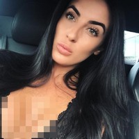 Selain menjadi model, Kate lebih dikenal sebagai brid girl atau gadis payung yang bekerja dengan Lewis Hamilton selama dua tahun. Wanita asal Inggris itu menyukai pekerjaannya sebagai gadis payung.  Foto: Instagram @kate_woodcock
