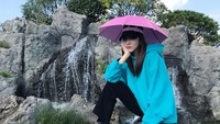 Biar nggak kepanasan, Dara mencoba liburan dengan topi payung. Lucu ya... (daraxxi/Instagram)