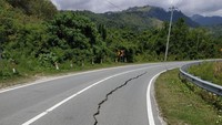 Foto: Jalan-jalan di Parigi Moutong retak. Beberapa jalan retak ada pula yang ditutup karena tak bisa dilalui kendaraan. (Dok Danramil).