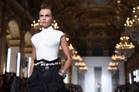 Cara Delevingne di fashion show 
