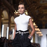 Ini adalah penampilan perdana Cara di catwalk setelah peragaan busana Burberry awal tahun lalu di London Fashion Week. (Foto: Pascal Le Segretain/Getty Images)