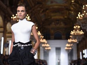 Welcome Back! Cara Delevingne Tebar Pesona Lagi di Paris Fashion Week