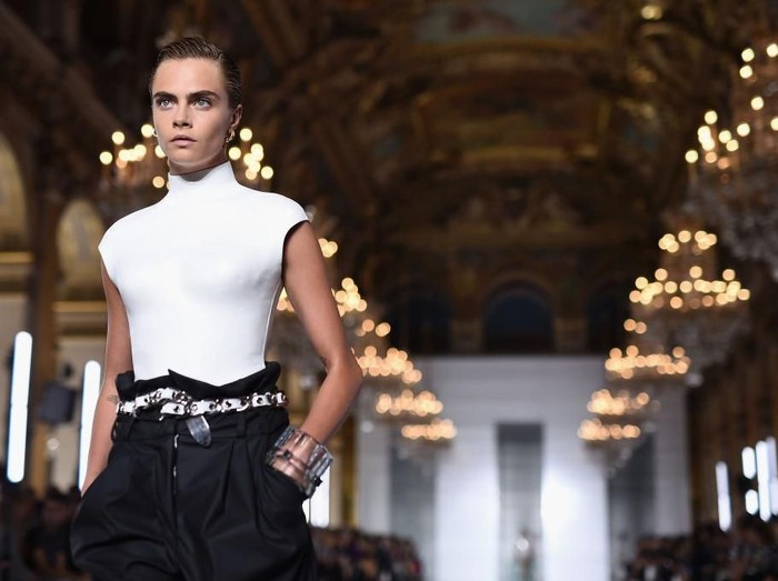 Cara Delevingne di Fashion Show Balmain PARIS, FRANCE - SEPTEMBER 28: A model, bag detail, walks the runway during the Balmain show as part of the Paris Fashion Week Womenswear Spring/Summer 2019 on September 28, 2018 in Paris, France. (Photo by Pascal Le Segretain/Getty Images)