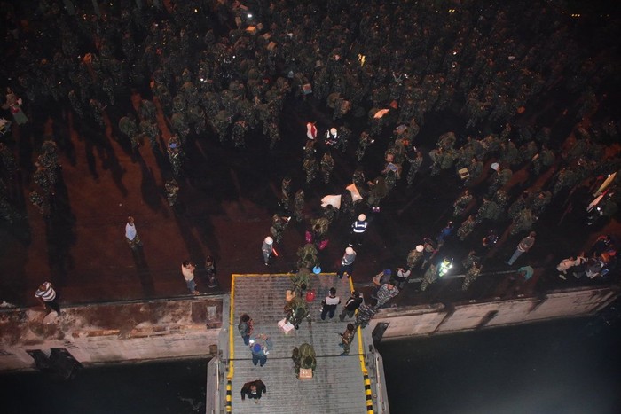 KRI Makassar Berangkatkan Relawan dan Bantuan Korban Gempa Sulteng