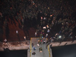 KRI Makassar Berangkatkan Relawan dan Bantuan Korban Gempa Sulteng