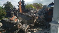 Foto: Gempa di Parigi Moutong menyebabkan rumah ibadah rusak. Tembok-tembok Pura roboh. (Dok Danramil).