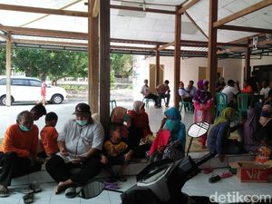 Bau Limbah PT RUM, Warga di Sukoharjo Mengungsi di Balai Desa