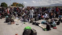 Ratusan warga korban gempa bumi dan tsunami Donggala dan Palu tampak memenuhi bandara Bandara SIS Al-Jufrie, Palu, Sulawesi Tengah, Senin (01/10/2018). Ulet Ifansasti/Getty Images.
