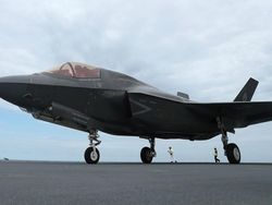 Kapal Induk Tercanggih Inggris Unjuk Kekuatan dengan Jet F-35