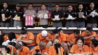 Wakapolda Polda Metro Jaya Brigjen Wahyu Hadiningrat, Kabid Humas Polda Metro Jaya Kombes Pol Argo Yuwono, Direktur Narkoba Polda Metro Jaya Kombes Suwondo Nainggolan beserta jajarannya memberi keterangan saat rilis kasus narkoba hasil operasi Nila Jaya di Polda Metro Jaya, Jakarta, Senin (1/10/2018).