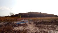 Pulau ini juga punya dua gugusan bukit yang lokasinya sangat berdekatan. Satu ukuran dan satu lagi berukuran besar yang penuh dengan rerumputan hijau dan beberapa pohon kayu yang berdiri di tengahnya. (Faruk Nickyrawi/detikTravel)