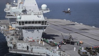 “Satu kapal induk (HMS Prince of Wales-red) akan mendukung NATO di Atlantik Utara. Di mana lagi untuk menempatkan yang lain (HMS Queen Elizabeth)? Di rute perdagangan utama dan untuk menangkal ancaman dari China yang kian besar,” kata seorang sumber kepada The Times. Foto: Getty Images