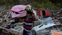 Para warga telah dievakuasi ke tempat yang lebih aman pasca gempa dan tsunami yang menimpa wilayah Donggala dan Palu, Sulawesi Tengah. Namun, saat pagi hingga sore hari mereka kembali ke rumah mereka untuk mengumpulkan barang-barang berharga yang dapat digunakan di pengungsian. Beawiharta/Reuters.