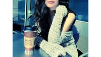 Punya wajah yang eksotis, Camila tampil cantik dengan tataan rambut indah, ketika menikmati secangkir kopi sebelum konser. Foto: Instagram @camila_cabello